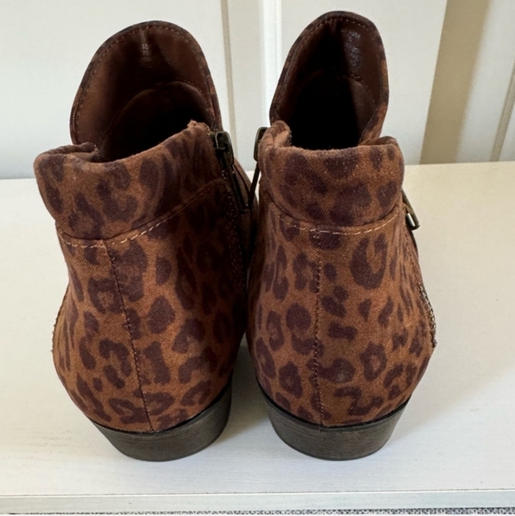 Sun & Stone Animal Print Side Zip Booties. Size 7W - Picture 5 of 7